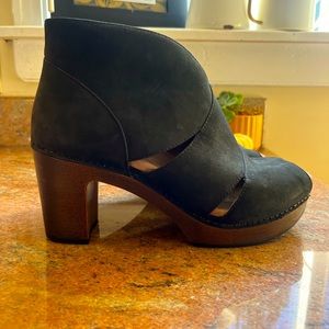 Black dansko heels size 39. Only worn twice!
